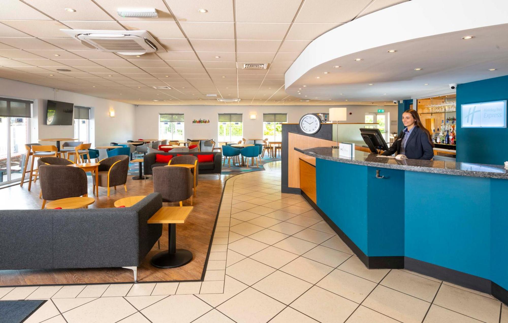 Holiday Inn Express Gloucester - South, An Ihg Hotel Екстериор снимка